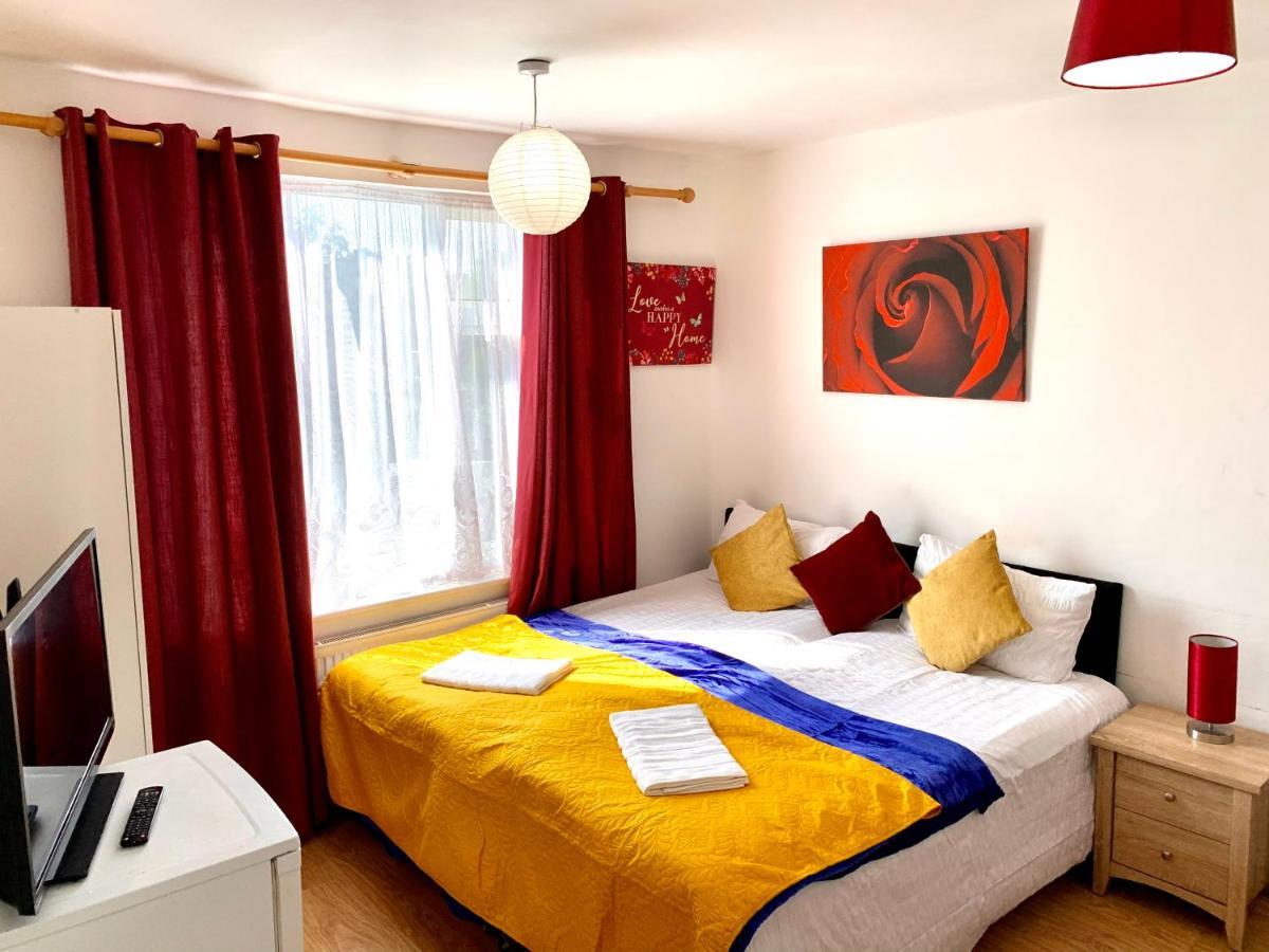 Studio Apartment, Private Bathroom And Parking Ilford Eksteriør bilde