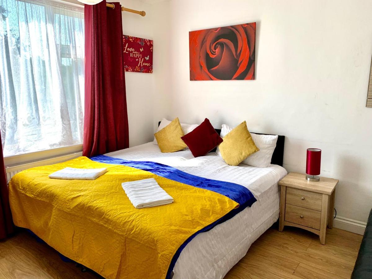 Studio Apartment, Private Bathroom And Parking Ilford Eksteriør bilde