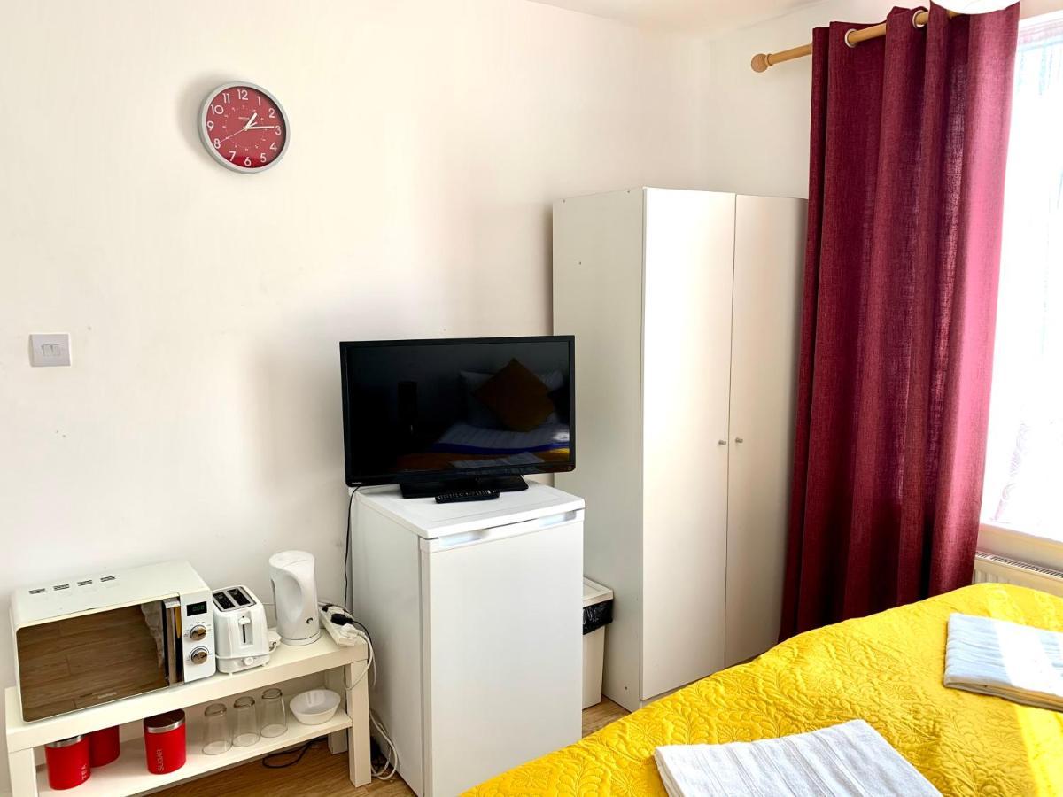 Studio Apartment, Private Bathroom And Parking Ilford Eksteriør bilde