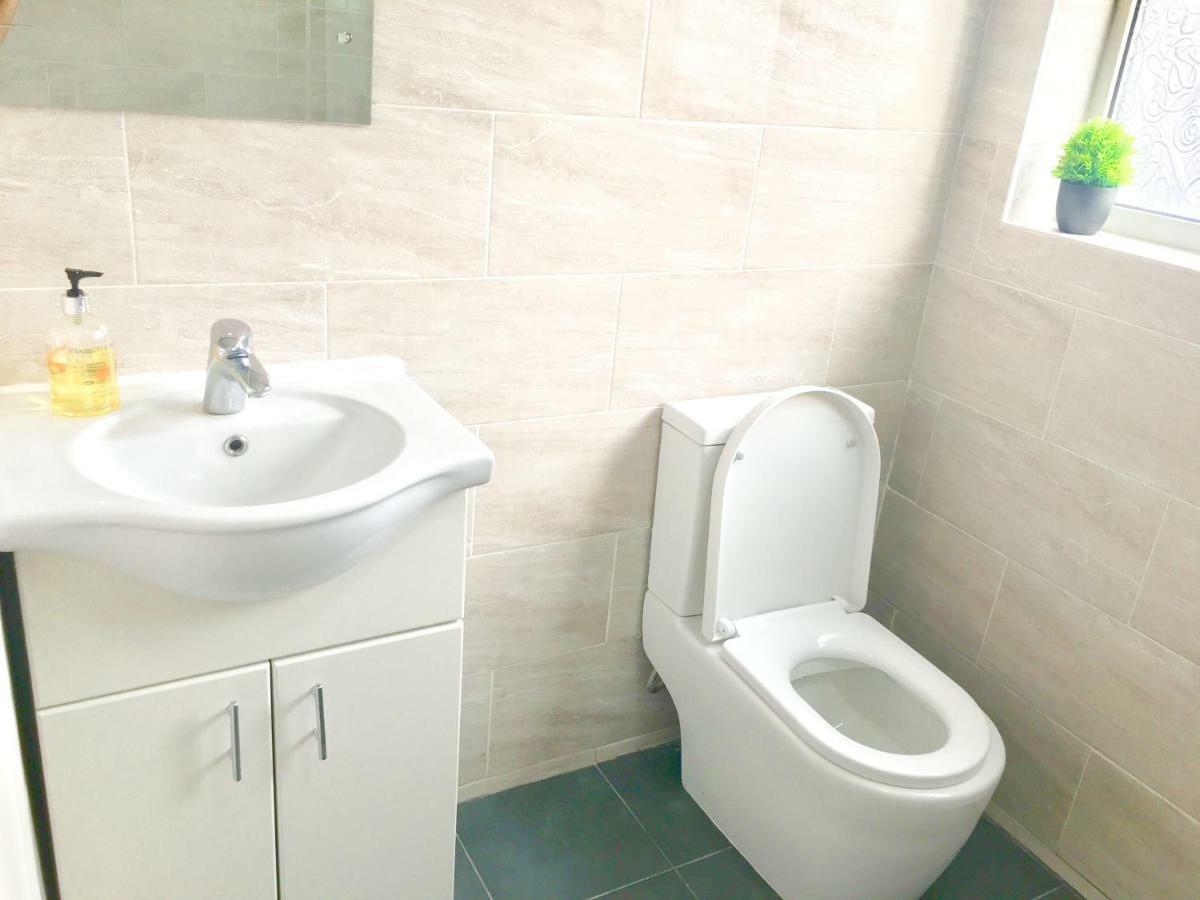 Studio Apartment, Private Bathroom And Parking Ilford Eksteriør bilde