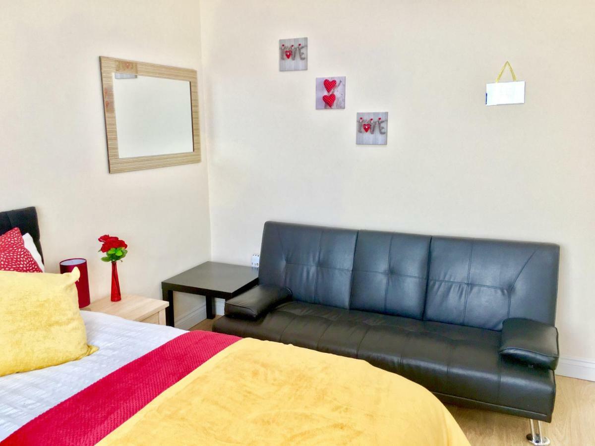 Studio Apartment, Private Bathroom And Parking Ilford Eksteriør bilde