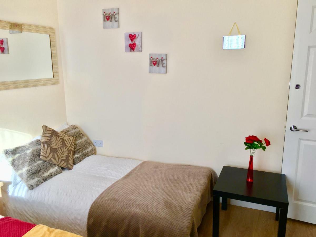 Studio Apartment, Private Bathroom And Parking Ilford Eksteriør bilde